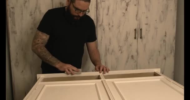 Detalles Restauración Mueble Antiguo Blanco Con Efecto Pátina — Vídeo de stock