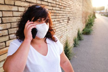 Gün batımında köpek gezdiren kadın güneşin son saatlerinden faydalanıyor.