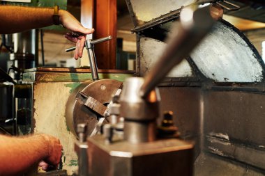 Makine Mühendisi Torna Makinesini Fabrikada Kontrol Ediyor.