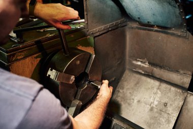 Makine Mühendisi Torna Makinesini Fabrikada Kontrol Ediyor.