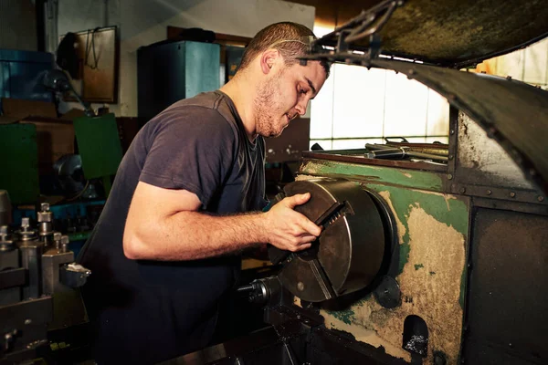 Makine Mühendisi Torna Makinesini Fabrikada Kontrol Ediyor.