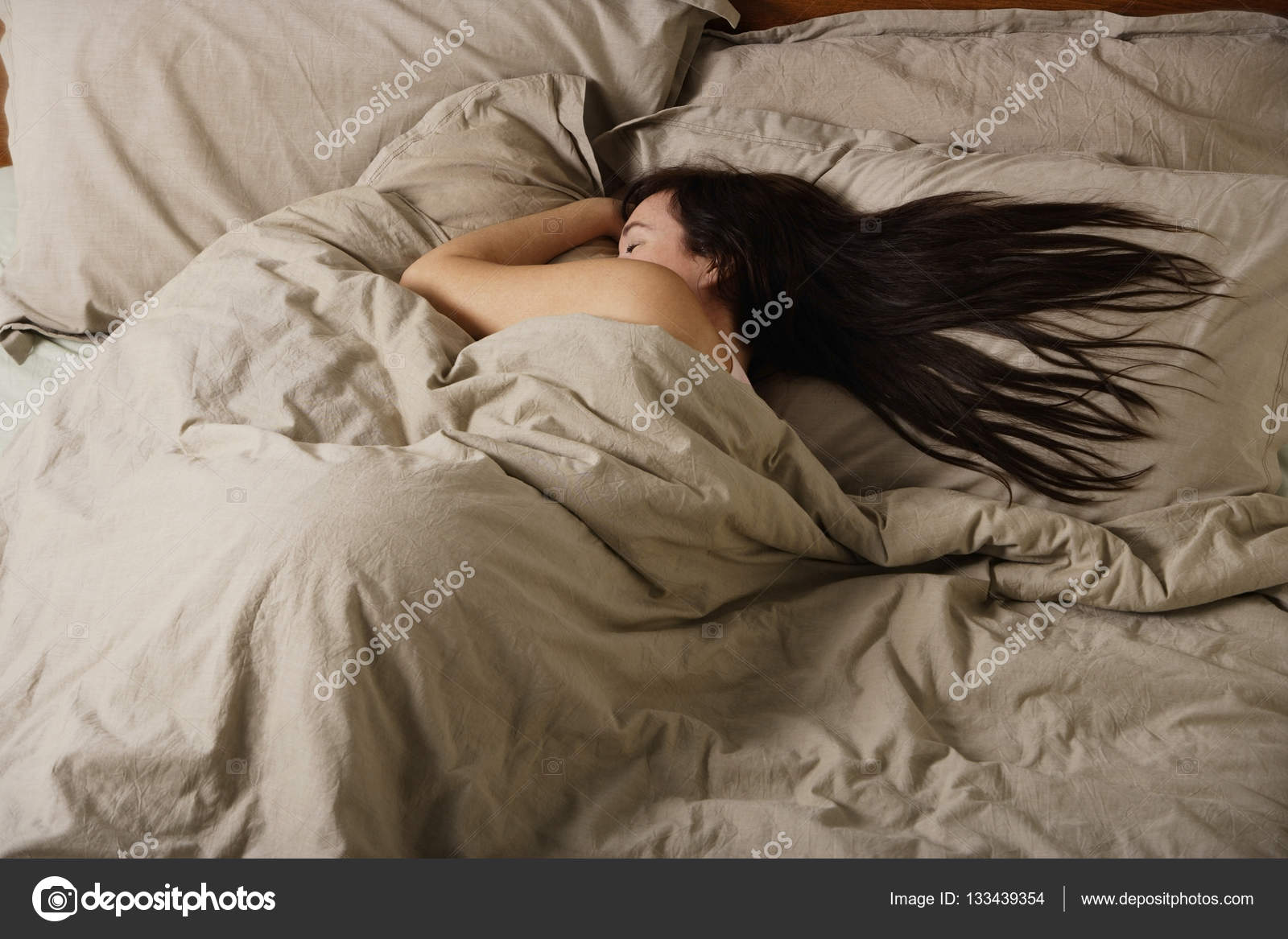 Девушка спит под одеялом. Спящие девушки под одеялом. Спящая женщина в кровати. Девушка спит под одеялом. Спящие девушки под одеялом.