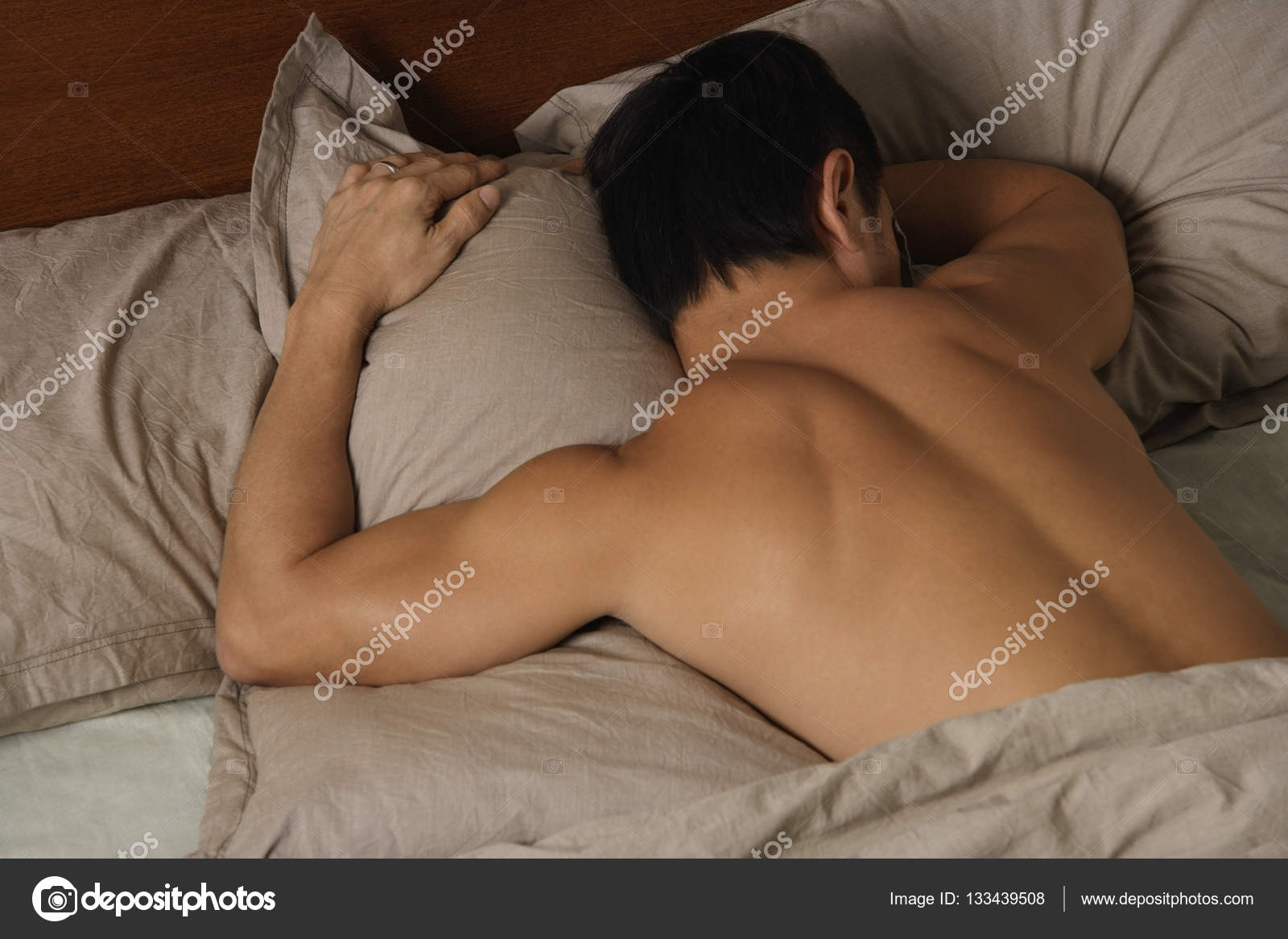 Спящему мальчику сняли трусы. Спящие мужчины. Мужская спина на кровати. Мужская спина в постели. Спящий мужчина спиной.