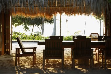 çim çatı altında içinde yemek masası 