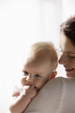 Bebek kız annesinin omuz üzerinde