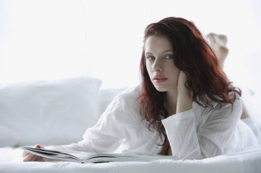 Kitaptan arayan kadın