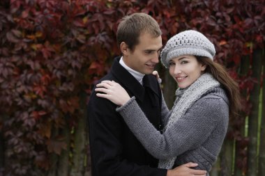 genç bir çift kucaklayan