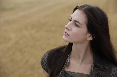 Kahverengi saçlı genç kadının profili