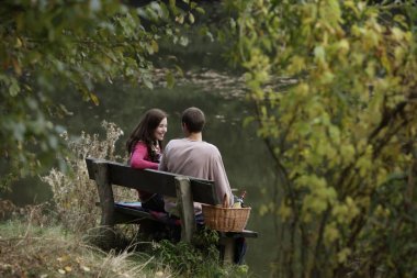 Genç çift göl piknik