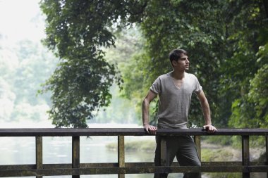 Köprü üzerinde duran genç adam