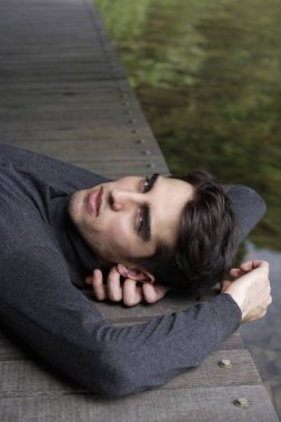 Güvertede yatan genç adam