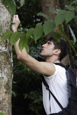 Genç adam geri kalanı üzerinde zam alıyor