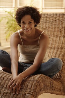 Kadın evde dinleniyor.