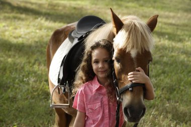 genç kız Pony burun sarılma