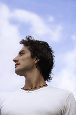 Genç adamın gözleri güneşten koruma profili