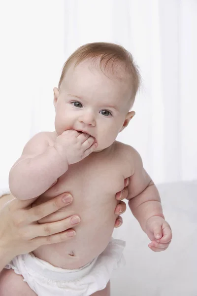 Baby met vingers in de mond — Stockfoto