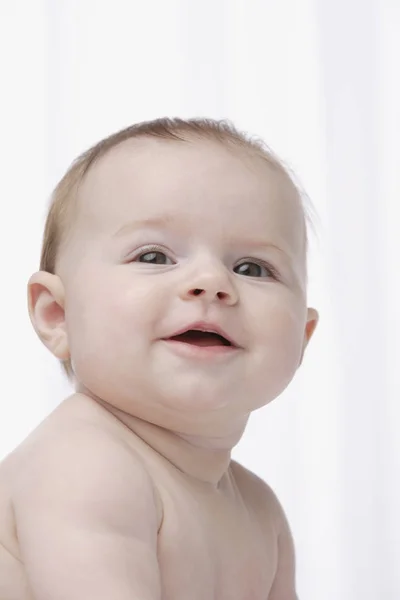 Portret van een lachende baby — Stockfoto