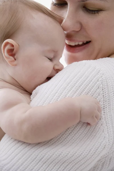 Bebé en el hombro de la madre — Foto de Stock