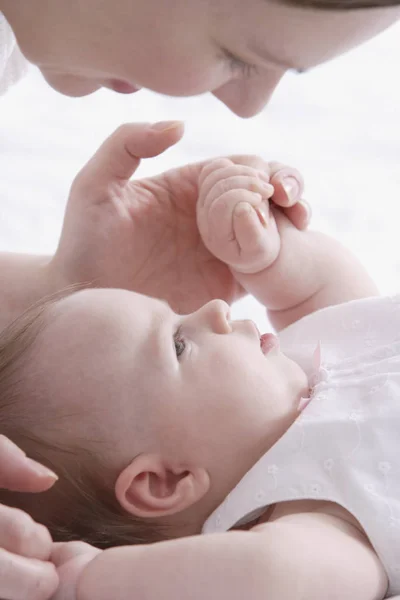 Madre sorridente al bambino — Foto Stock