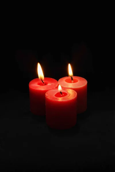 Tre candele rosse accese — Foto Stock