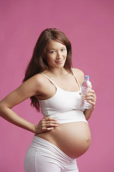 Donna incinta con bottiglia d'acqua — Foto Stock