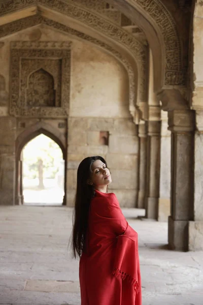 Jovem mulher em vestido vermelho — Fotografia de Stock