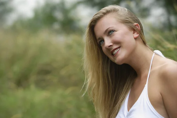 Vrouw die lacht, hoofd hield aan zijkant — Stockfoto