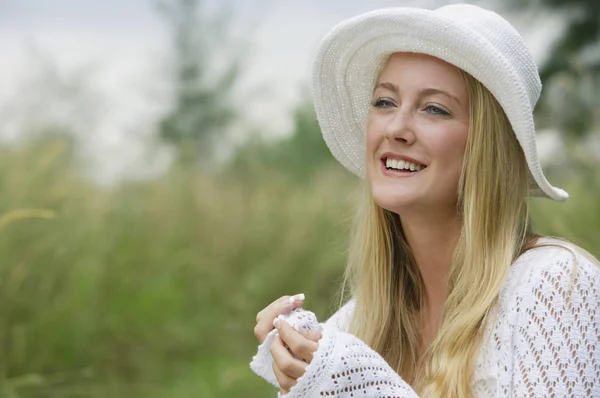 Blonde vrouw dragen witte hoed — Stockfoto