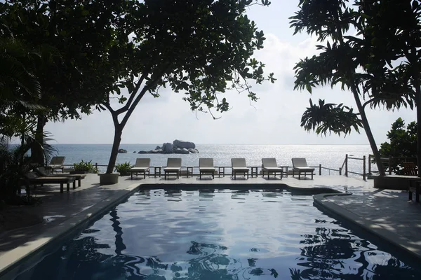 Sillas de salón junto a la piscina — Foto de Stock