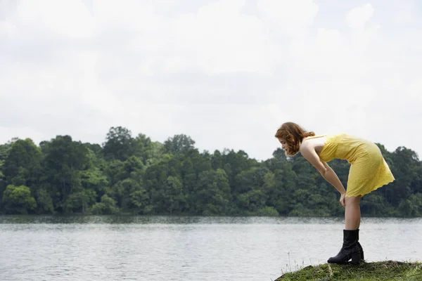 Chica mirando hacia el lago — Foto de Stock