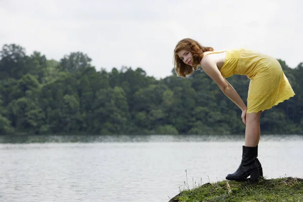 Meisje naast lake — Stockfoto