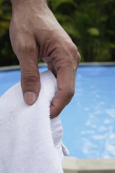 Αρσενική χέρι εκμετάλλευση πετσέτα από πισίνα — Φωτογραφία Αρχείου