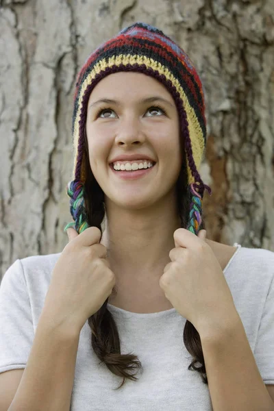 Adolescente menina vestindo chapéu — Fotografia de Stock