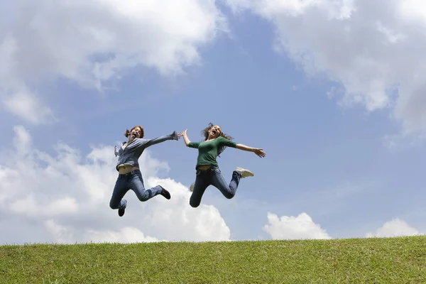 Chicas adolescentes saltando — Foto de Stock