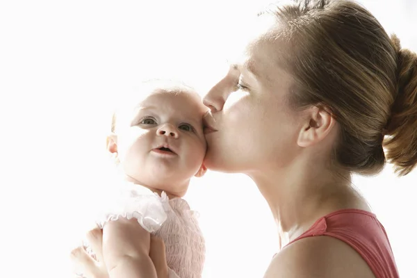 Moeder kussen meisje van de baby — Stockfoto