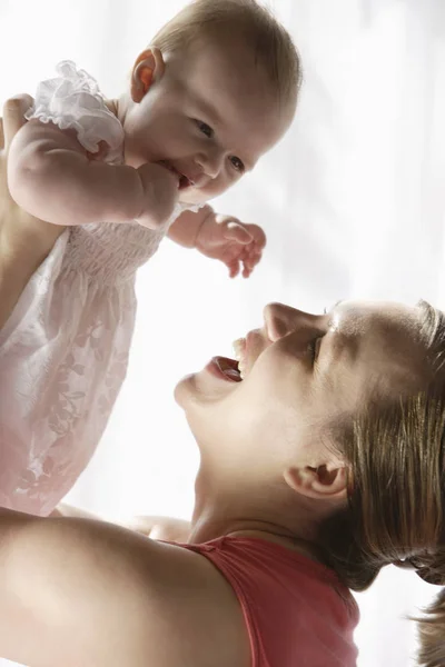 Moeder bedrijf babymeisje — Stockfoto