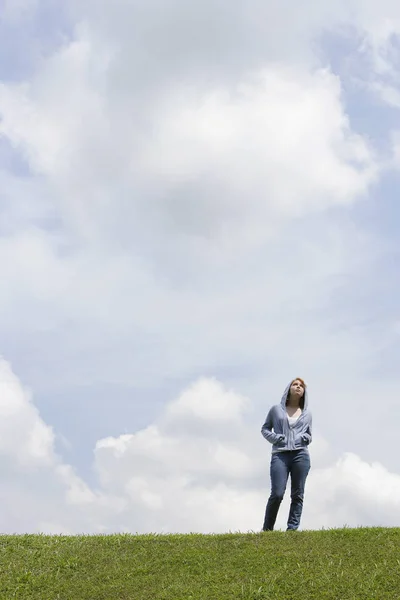 Chica caminando sobre hierba — Foto de Stock