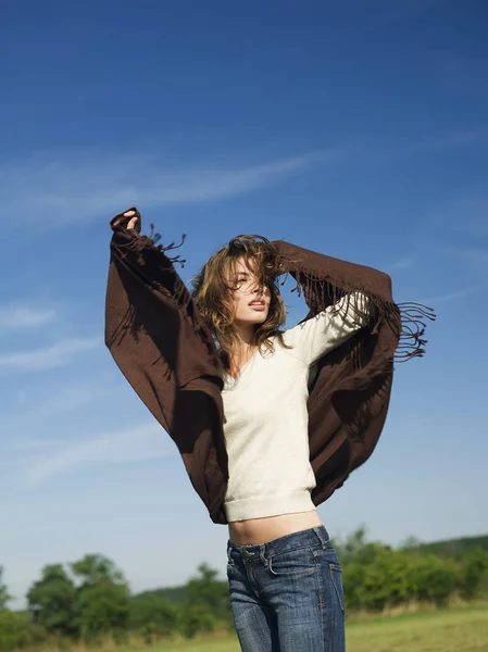 Vrouw zichzelf verpakken in bruine sjaal — Stockfoto