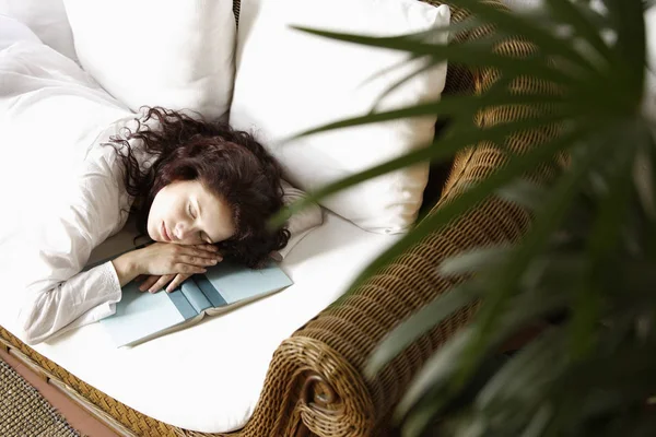 Жінка спить, голова на книзі — стокове фото