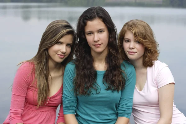 Groupe d'adolescents à côté du lac — Photo