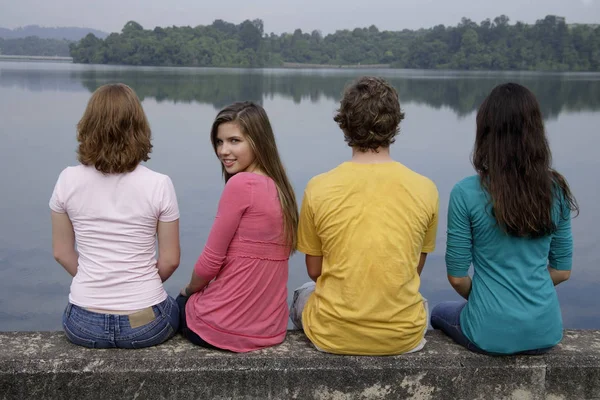 Groep tieners naast lake — Stockfoto