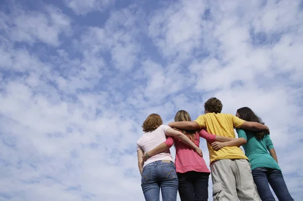 Adolescenti a braccetto — Foto Stock