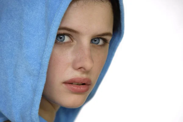 Vrouw in blauwe hooded vest — Stockfoto