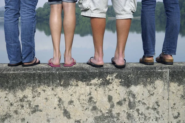 Ноги подростков, стоящих на стене — стоковое фото
