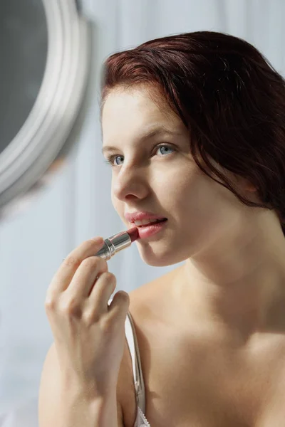 Vrouw die lippenstift opdoet — Stockfoto