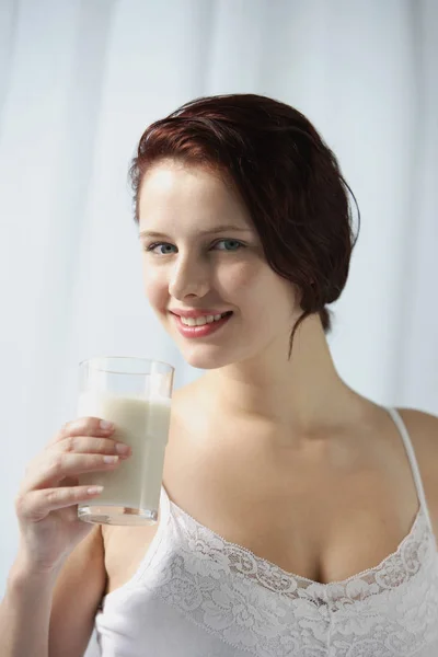Vrouw met glas melk — Stockfoto
