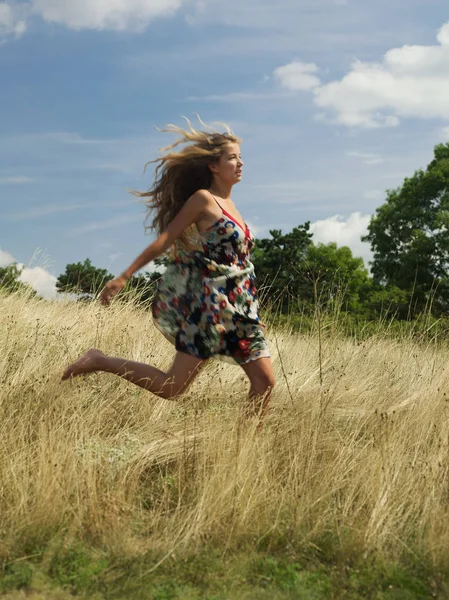 Vrouw uitgevoerd in veld — Stockfoto