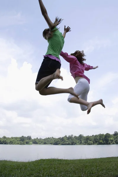 Chicas adolescentes saltando —  Fotos de Stock
