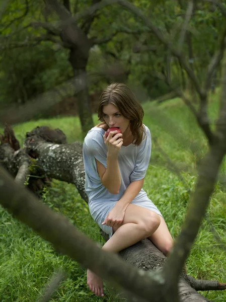 숲에서 여자 먹는 애플 — 스톡 사진