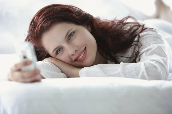 Olvasó nő teszt üzenet és mosolyogva — Stock Fotó